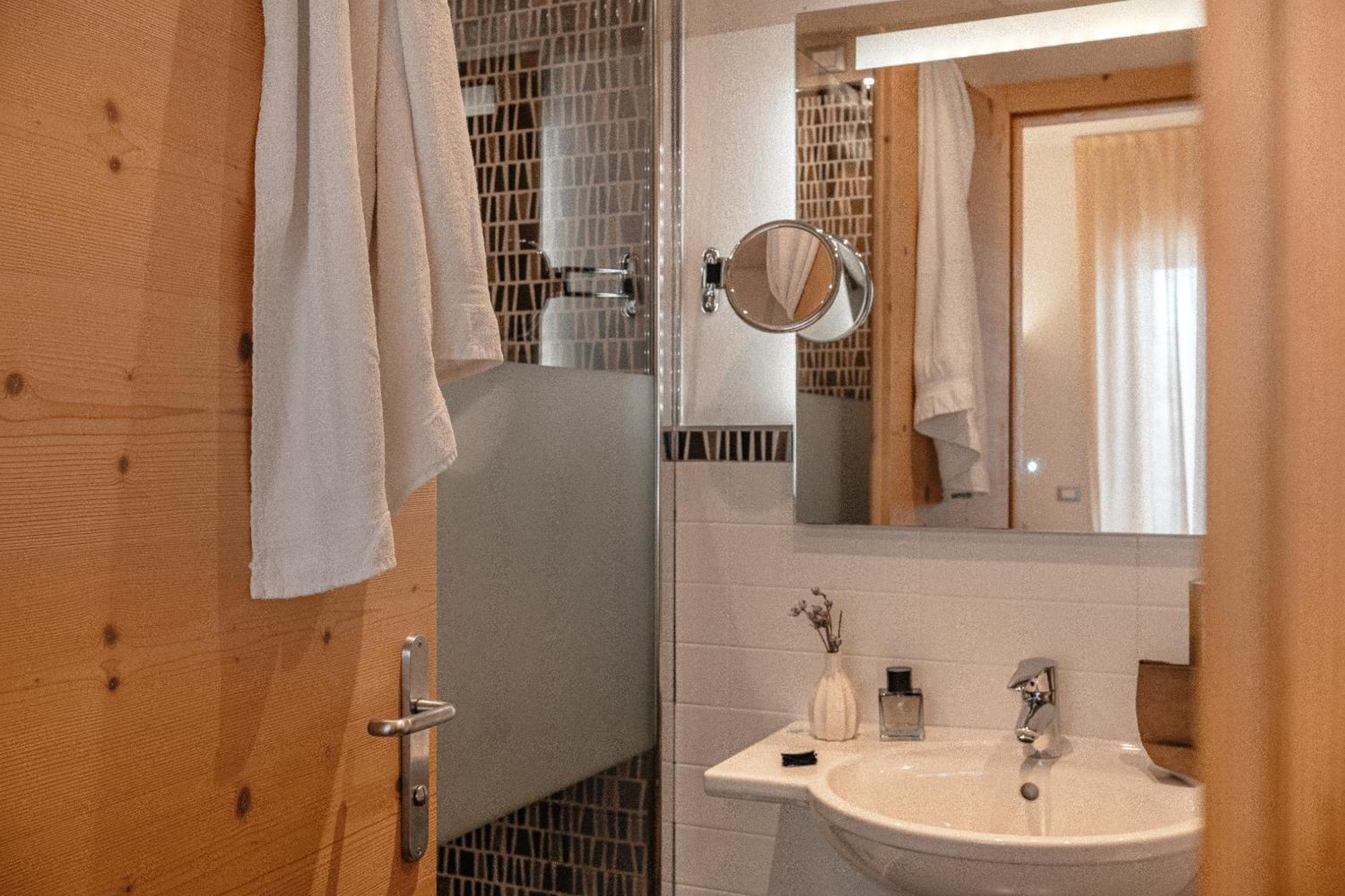 Cristallo Sport & Wellness Hotel Levico Terme Room photo